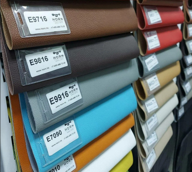 Интерьер шоурума Horn.market в Москве, стеллажи с материалами