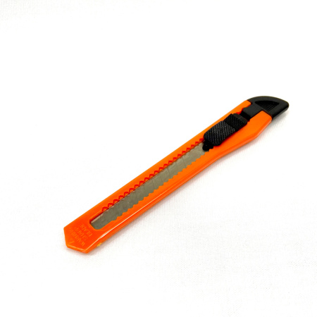 Нож с выдвижным лезвием, металлический корпус, 9мм